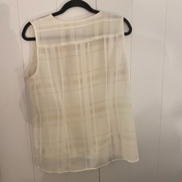 Beautiful dressier top - Picture 2 of 3